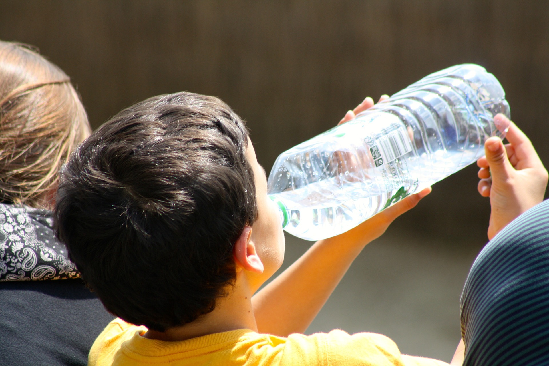 boy-drinking-from-bottle-738210_1920